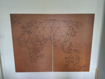 Geometrische wereldkaart (touw en hout) beschikbaar voor biedingen