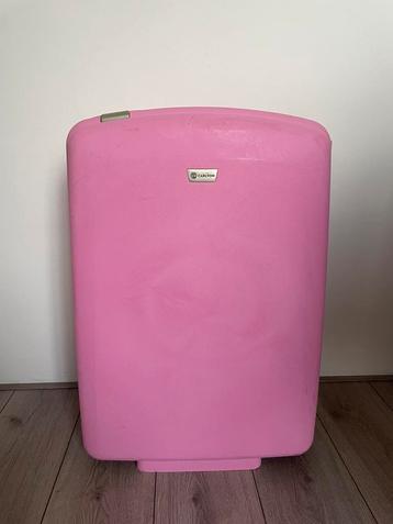 Roze koffer beschikbaar voor biedingen