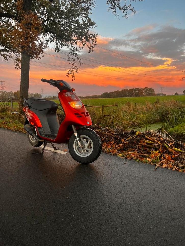 Frisse piaggo typhoon, (LEES BESCHRIJVING!), Fietsen en Brommers, Scooters | Piaggio, Zo goed als nieuw, Zip, Maximaal 45 km/u