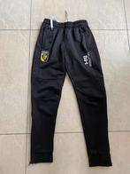 Trainingsbroek Vitesse merk Macron maat 134/140, Kinderen en Baby's, Kinderkleding | Maat 134, Jongen, Macron, Ophalen of Verzenden