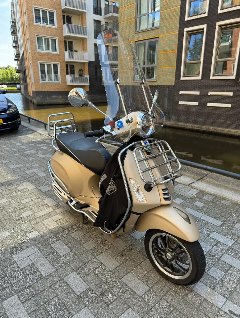Vespa Primavera | Speciale Mat Gouden Kleur | Vol opties, Fietsen en Brommers, Scooters | Vespa, Zo goed als nieuw, Overige modellen