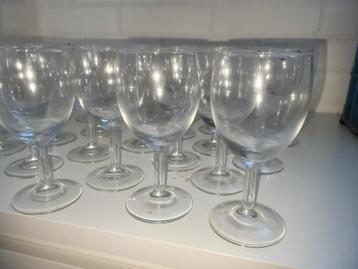  31 wijnglazen – 15 cm hoog – nette set

Set van 31 identi beschikbaar voor biedingen