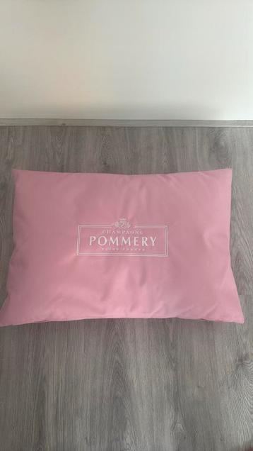 Pommery kussen beschikbaar voor biedingen
