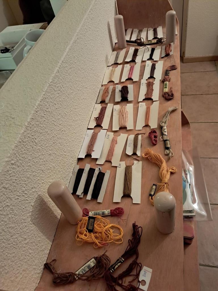 DMC Borduurzijde Bruin - Hobby Opheffing, Hobby en Vrije tijd, Borduren en Borduurmachines, Ophalen of Verzenden, Nieuw, Borduurgaren of Zijde