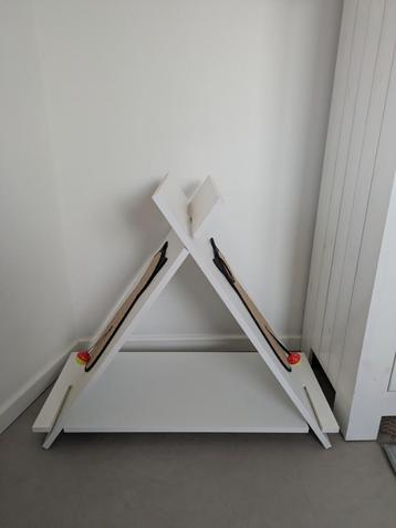 Kattenhuis pyramide met krabstof en belletje beschikbaar voor biedingen