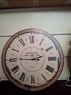 Klok Diameter 62 cm hout opdruk ol batt nieuw old look, Ophalen, Zo goed als nieuw