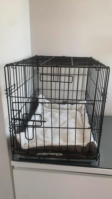 Kleine bench met kleedje beschikbaar voor biedingen