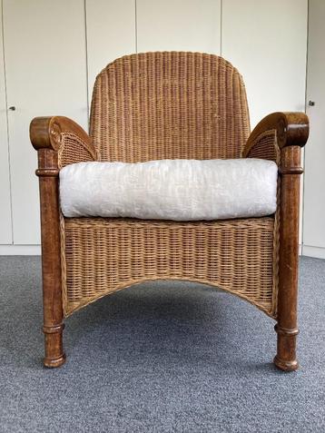 Stevige rotan stoel beschikbaar voor biedingen