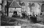 913436 Zoutelande Zeeland 1912 klederdracht kerkuitgan, Verzamelen, Ansichtkaarten | Nederland, Ophalen of Verzenden, Voor 1920