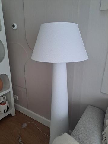 Kwantum vloerlamp pandia wit bouclé