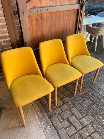 Stoelen oker geel stof met hout look poten 3 stuks  beschikbaar voor biedingen