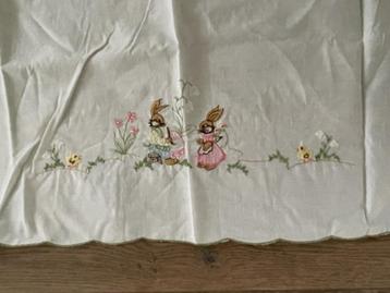 Brocante wit handwerk tafelkleedje pasen / haasjes. Katoen   beschikbaar voor biedingen