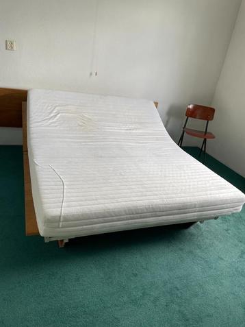 2 pers. bed MOET ECHT WEG..Kan met of zonder hout gebruiken beschikbaar voor biedingen
