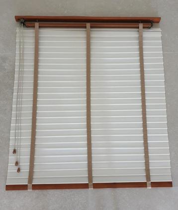 Twee jaloezieën kleur off-white beschikbaar voor biedingen