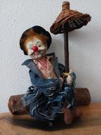 De zwervende clown zit lekker met grote sigaar onder parasol, Verzamelen, Poppen, Ophalen of Verzenden, Zo goed als nieuw, Pop