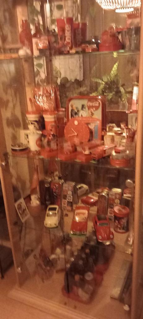 Coca-Cola verzameling met vitrinekast, Verzamelen, Merken en Reclamevoorwerpen, Zo goed als nieuw, Overige typen, Ophalen