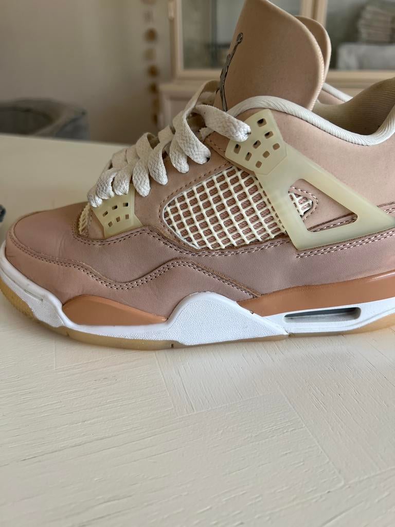 Nike Air Jordan 4 Retro Shimmer - Maat 37.5, Kleding | Dames, Schoenen, Ophalen of Verzenden, Zo goed als nieuw, Beige, Sneakers of Gympen