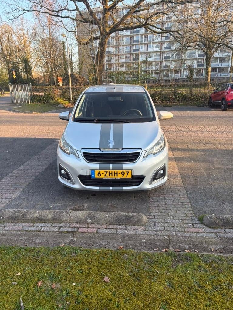 Peugeot 108 1.2 12V VTI 82PK 5DR 2015 Grijs, Auto's, Voorwielaandrijving, Euro 5, Stof, Zwart