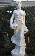 Vrouw met druivenmand. nr 0238, Ophalen, Nieuw, Beton, Abstract beeld