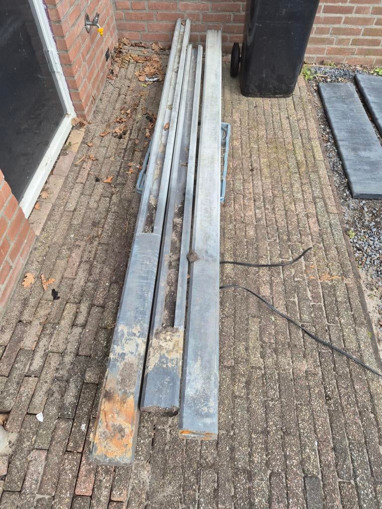 Betonpalen voor hek, Tuin en Terras, Tuinhekken en Hekwerk, Ophalen, Gebruikt, IJzer, Tuinhek