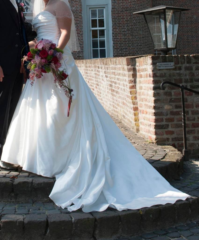 Elegante Trouwjurk met Sleep en Strapless Top, Ophalen, Zo goed als nieuw, Wit, Trouwjurk