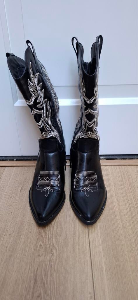 Zwarte laarzen met borduursel - Maat 40, Kleding | Dames, Ophalen of Verzenden, Gedragen, Zwart, Hoge laarzen