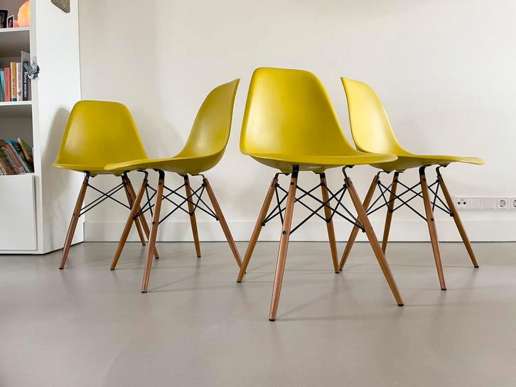 2x Vitra Eames stoelen mosterd geel dsw, Huis en Inrichting, Stoelen, Zo goed als nieuw, Twee, Ophalen of Verzenden