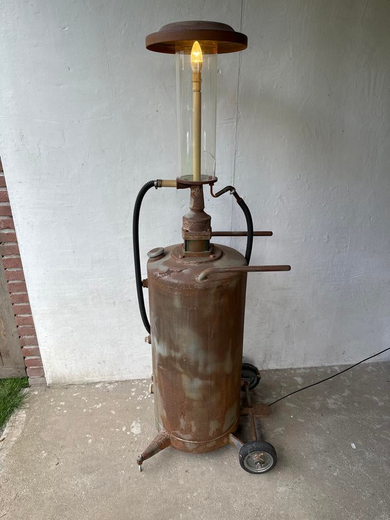 Unieke roestige industriële lamp op wielen, Antiek en Kunst, Ophalen