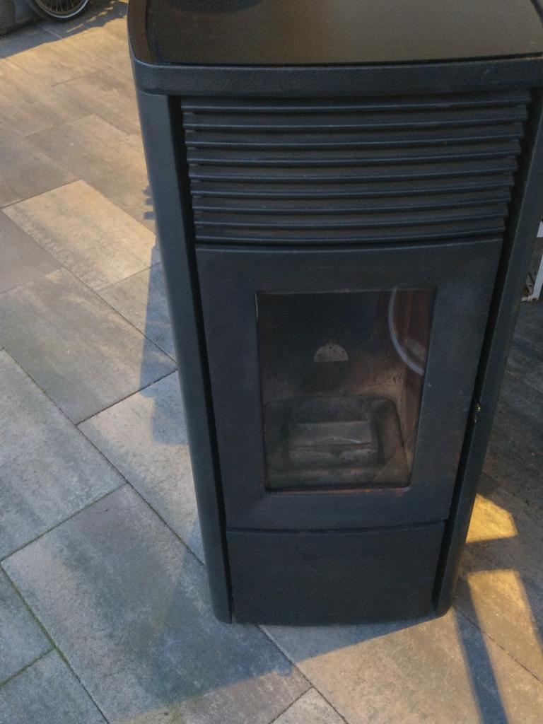 MCZ Pelletkachel - Zo goed als nieuw met afstandsbediening, Overige brandstoffen, Ophalen of Verzenden, Zo goed als nieuw, Pelletkachel