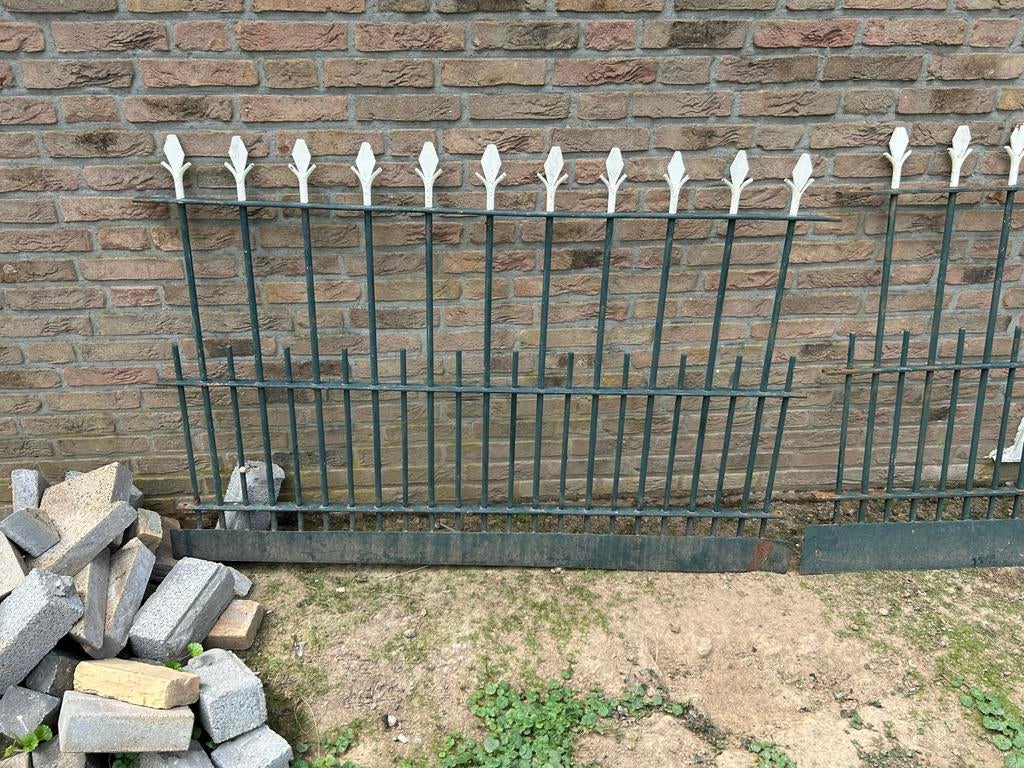 Robuust sierhekwerk met decoratieve punten, Tuin en Terras, Tuinhekken en Hekwerk, Ophalen of Verzenden, Gebruikt, IJzer, Sierhekwerk