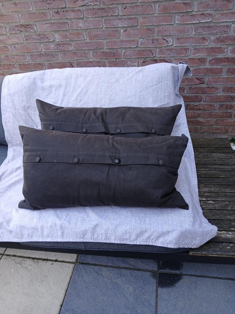 Set van 2 donkergrijze kussens met knopen en dons vullen, Ophalen of Verzenden, Gebruikt