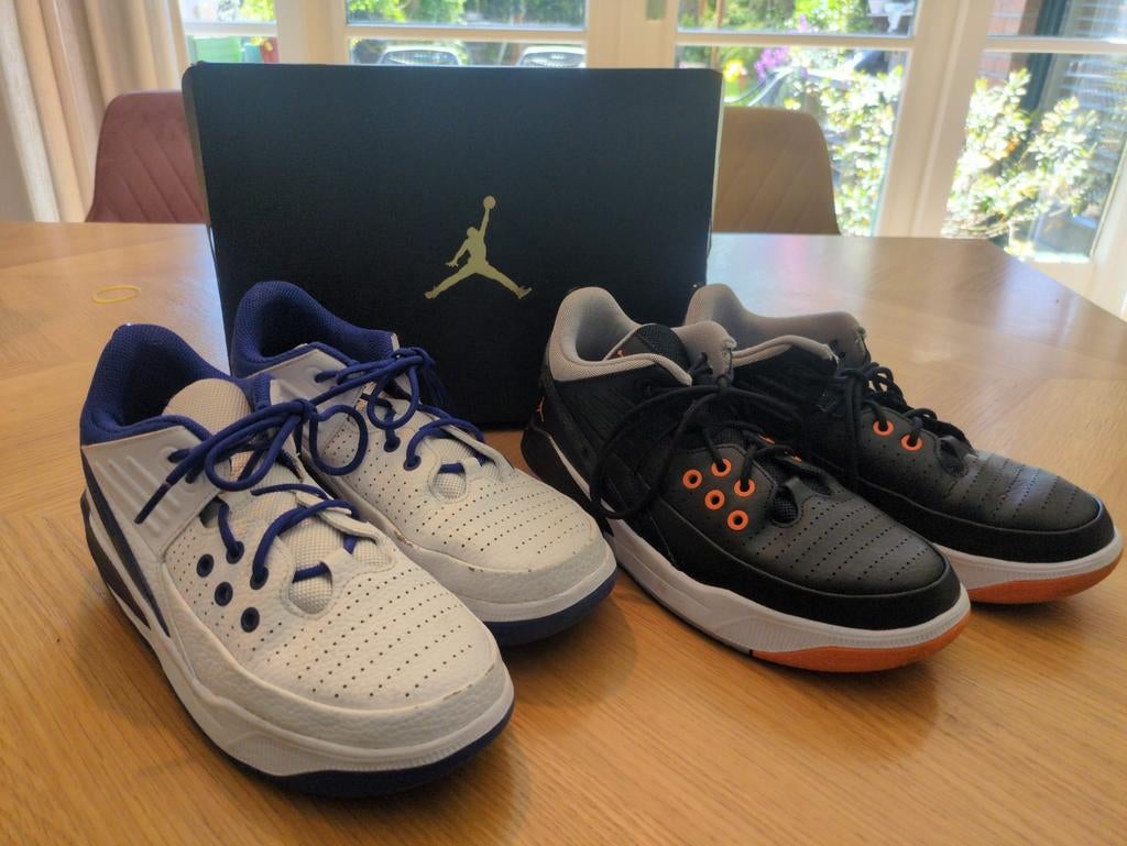 Jordan max aura 5  (2 paar witblauw 38,5 en zwartoranje 38), Kinderen en Baby's, Kinderkleding | Schoenen en Sokken, Ophalen of Verzenden