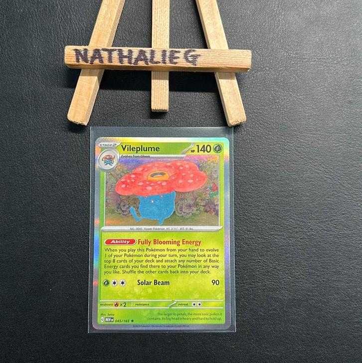 Vileplume holo 045/165 Pokemon Mew 151, Hobby en Vrije tijd, Verzamelkaartspellen | Pokémon, Nieuw, Losse kaart, Ophalen of Verzenden