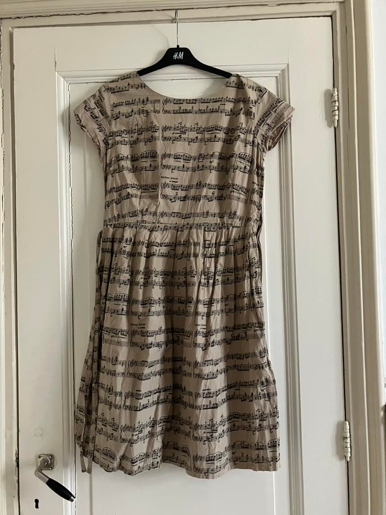 Jurk muzieknoten Run & Fly mt 12=40, Ophalen of Verzenden, Zo goed als nieuw, Maat 38/40 (M), Knielengte