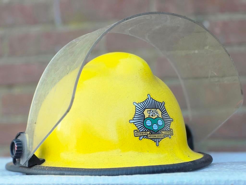 Brandweerhelm brandweer Ierland, Ophalen of Verzenden, Landmacht, Nederland, Embleem of Badge