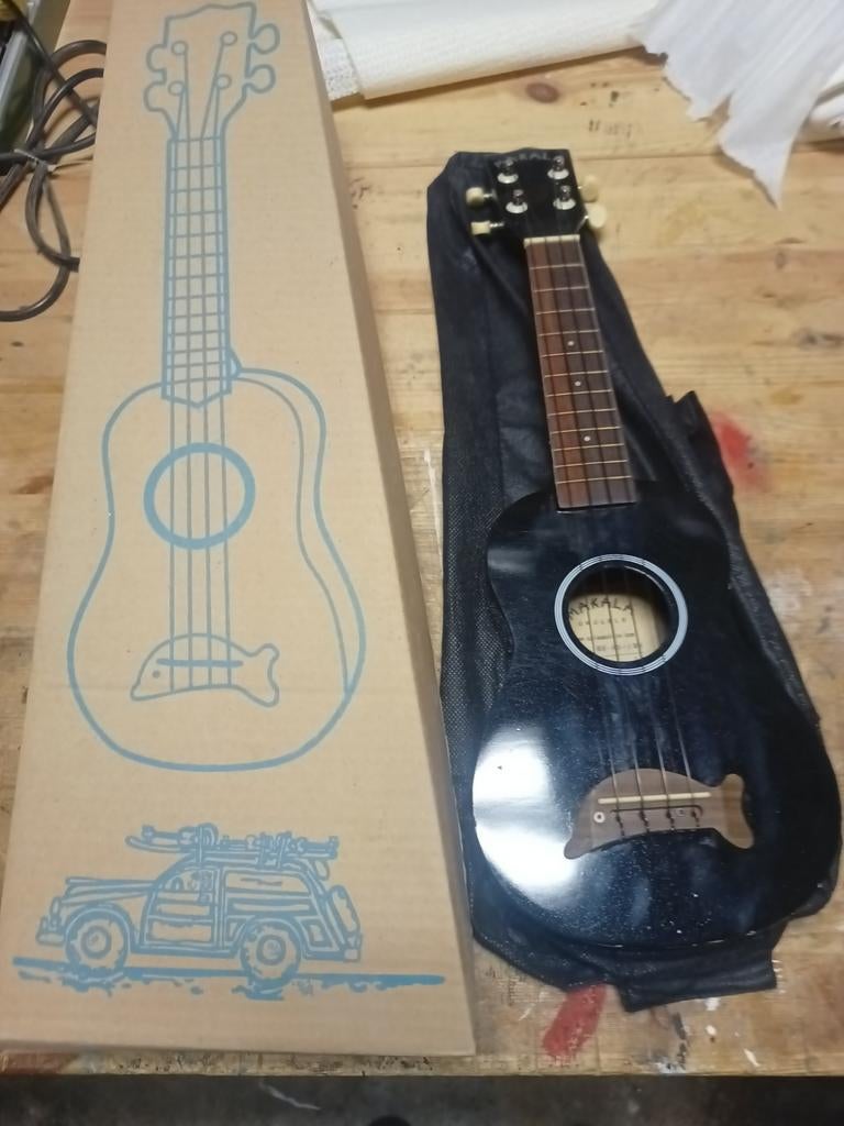 Makala Soprano Dolphin Ukelele Zwart - Kinder Ukelele, Muziek en Instrumenten, Snaarinstrumenten | Overige, Zo goed als nieuw
