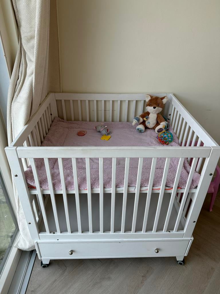 Witte Babybox met Lade en Wieltjes, Kinderen en Baby's, Boxen, Ophalen of Verzenden, Zo goed als nieuw, Vierkant, In hoogte verstelbaar