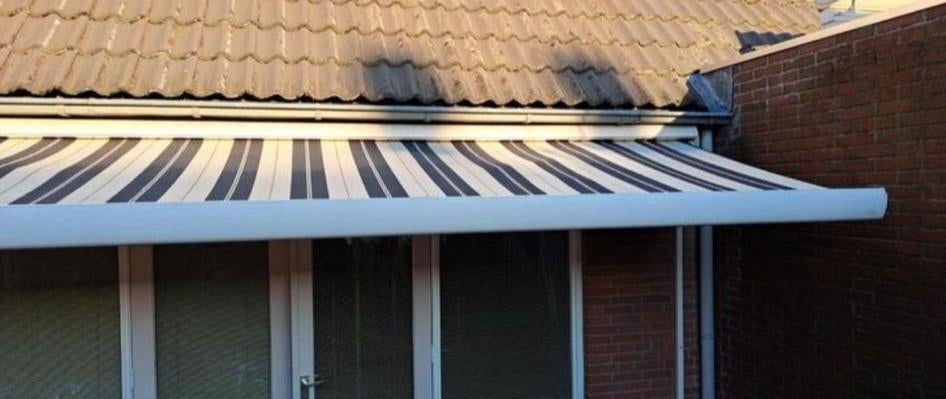 Elektrisch Zonnescherm 5m breed, 3m uitval met schakelaar, Ophalen, Gebruikt, 450 cm of meer, Elektrisch