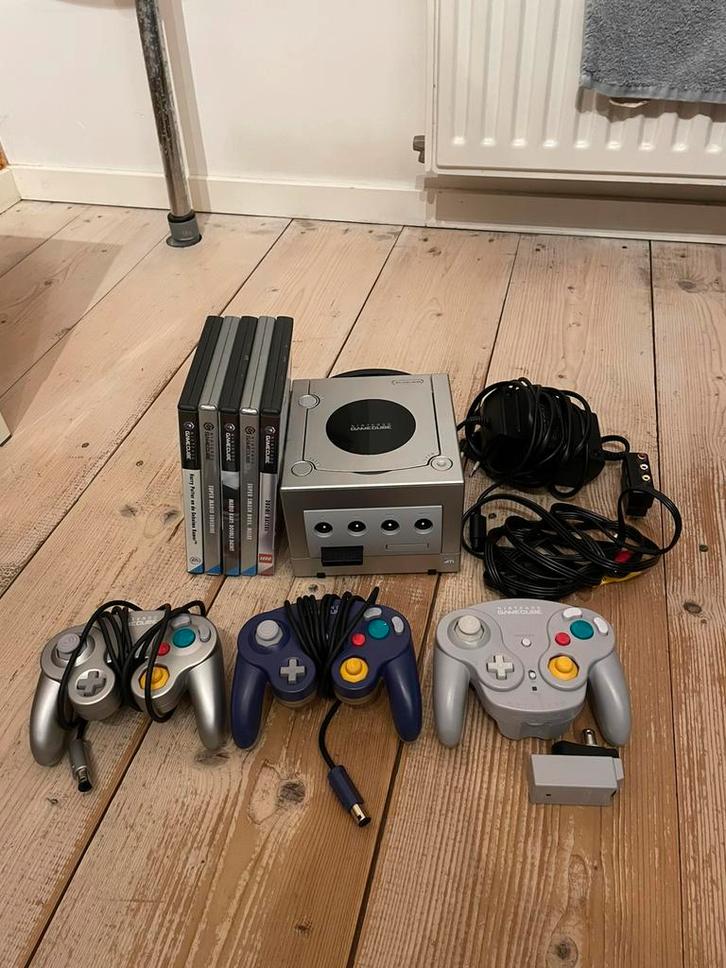 Nintendo GameCube bundel, Spelcomputers en Games, Spelcomputers | Nintendo GameCube, Zo goed als nieuw, Zilver, Met 3 controllers of meer
