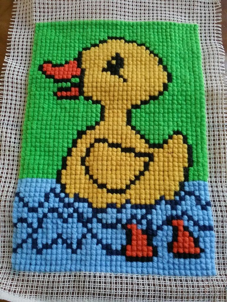 Kleurig in kruissteek geborduurd eendje, Hobby en Vrije tijd, Borduren en Borduurmachines, Ophalen of Verzenden, Zo goed als nieuw