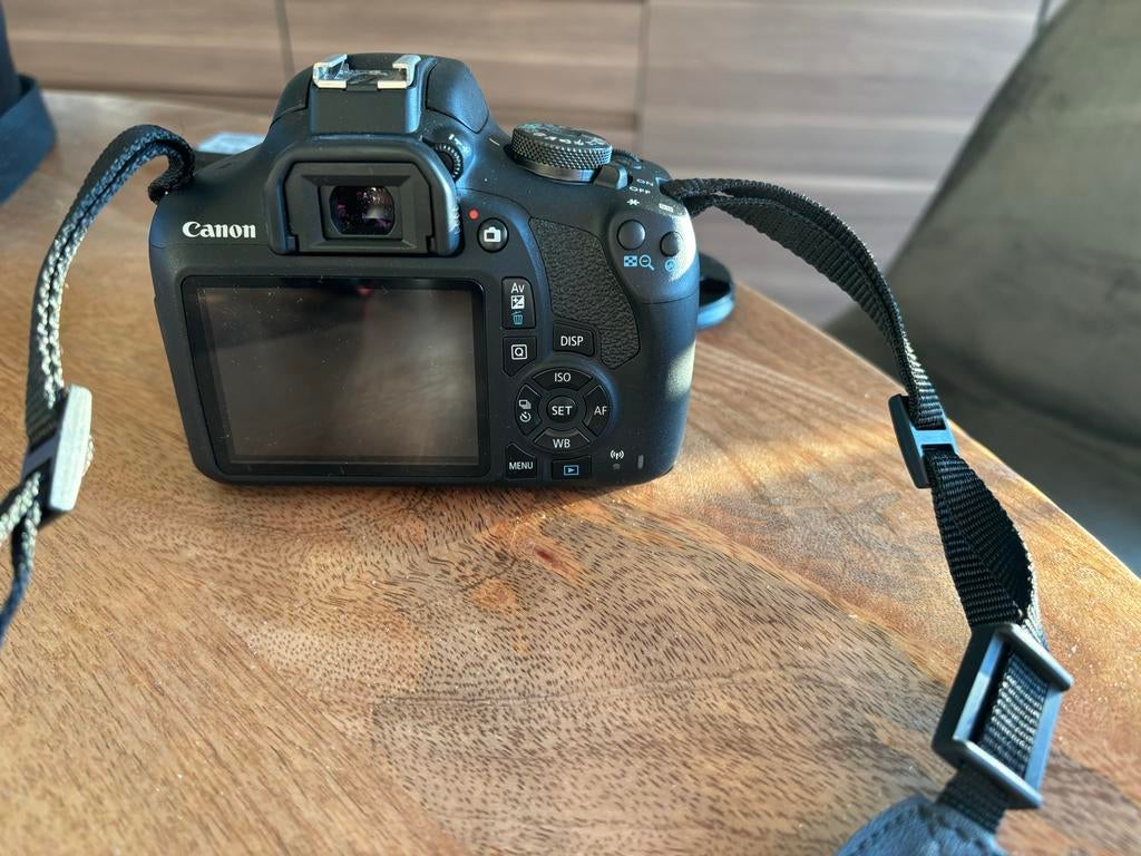 Canon EOS 2000D Spiegelreflexcamera met UV projector & tas, Gebruikt, Spiegelreflex, Canon, Ophalen of Verzenden