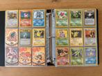 Collectie Pokémon kaarten in map, Hobby en Vrije tijd, Verzamelkaartspellen | Pokémon, Ophalen of Verzenden, Gebruikt, Meerdere kaarten