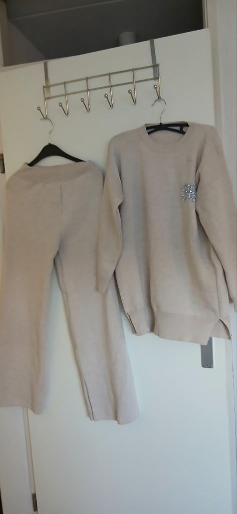 Mooi nieuw huispak met kaartje mt M, Kleding | Dames, Huispakken, Verzenden, Nieuw, Maat 38/40 (M), Beige