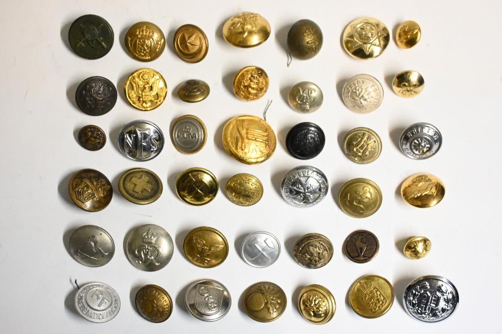 42 stuks knoop militair en andere politie etc knopen, Ophalen of Verzenden, Landmacht, Nederland, Embleem of Badge