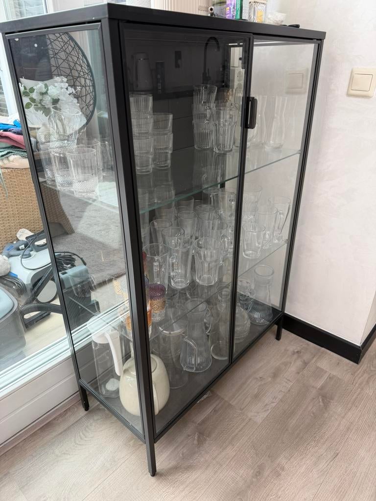Ikea zwarte vitrine kast, Ophalen of Verzenden, Zo goed als nieuw