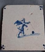 17e eeuwse tegel met cupido / engeltje met bal?, Ophalen of Verzenden