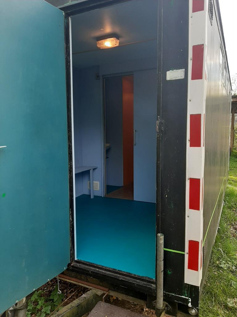 Nette grote mobiele badkamer / sanitairwagen, snelverkeer, Ophalen, Gebruikt