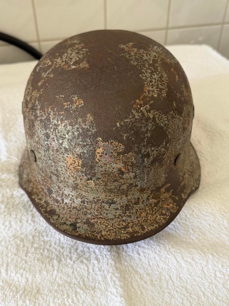 WW2 Duitse helm M40 Q64 schuurvondst met camouflage, Ophalen of Verzenden, Landmacht, Duitsland, Helm of Baret