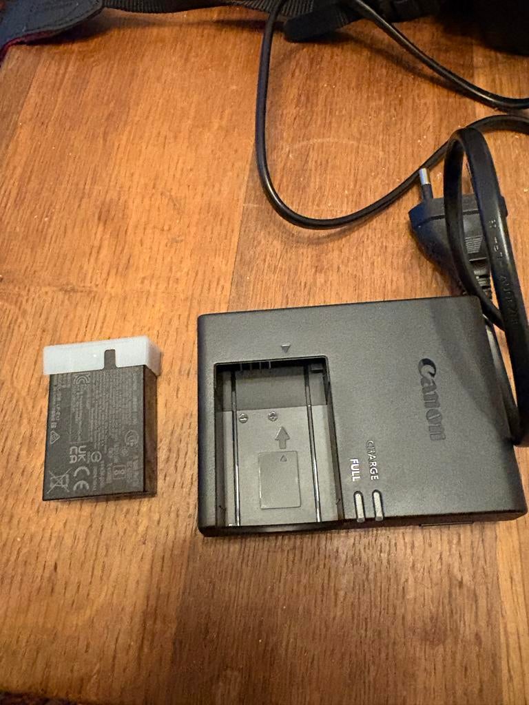 Canon 250D met 75-300mm lens en accessoires, Ophalen, Spiegelreflex, Canon, Zo goed als nieuw