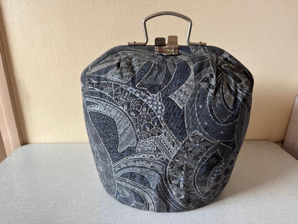 Z.G.A.N. theemuts theebeurs knipsluiting zwart - wit - grijs, Huis en Inrichting, Overige typen, Ophalen of Verzenden, Zo goed als nieuw